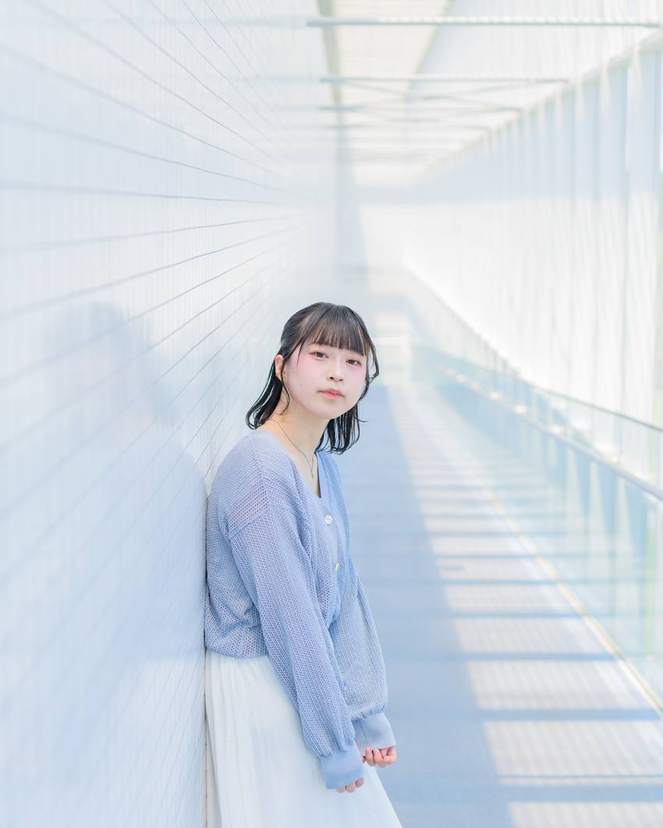 白い回廊に立つ女性