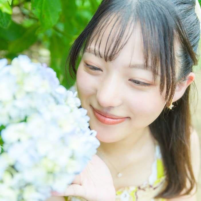 紫陽花に微笑む女性