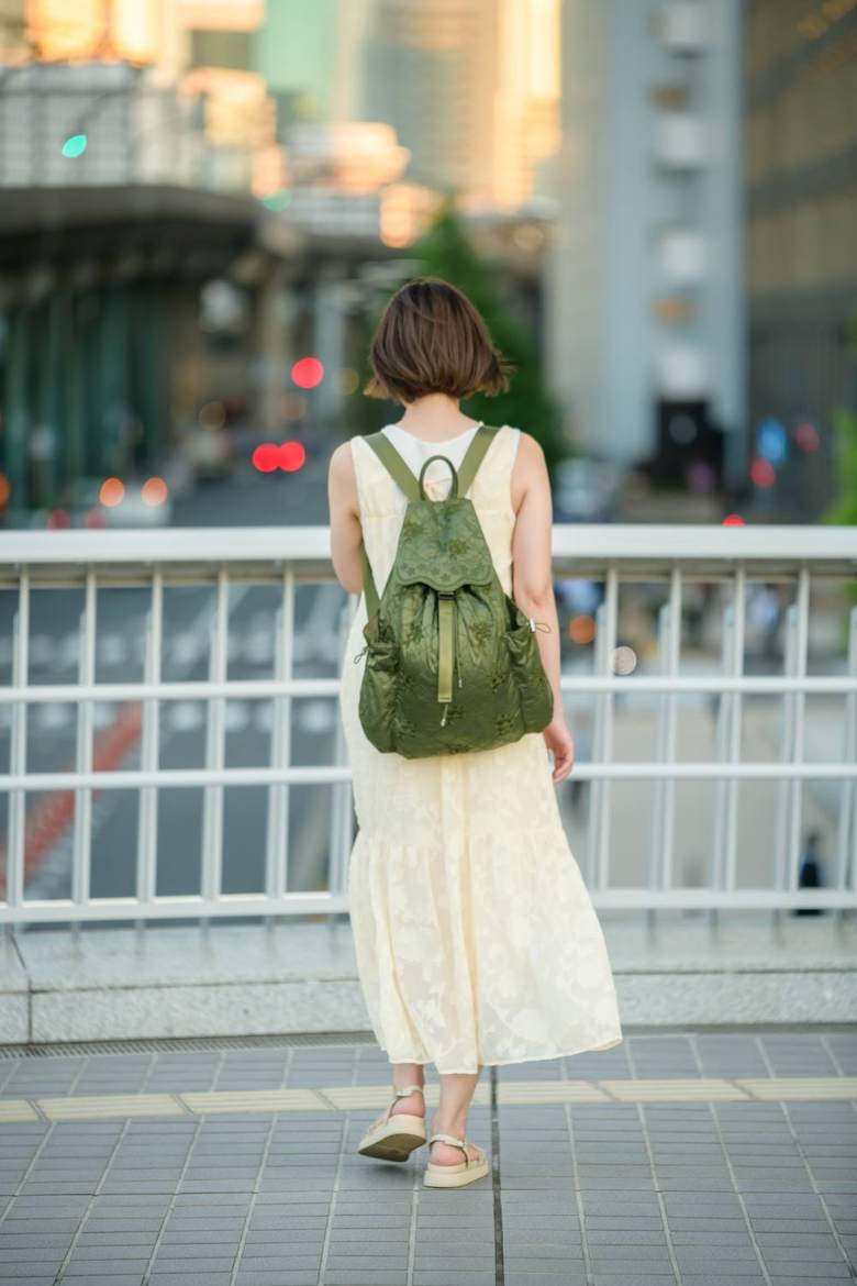 夕暮れの街を歩く女性の後ろ姿