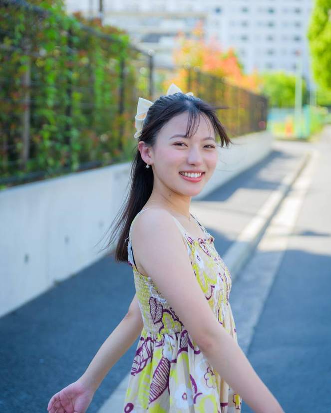 坂道で振り返る女性