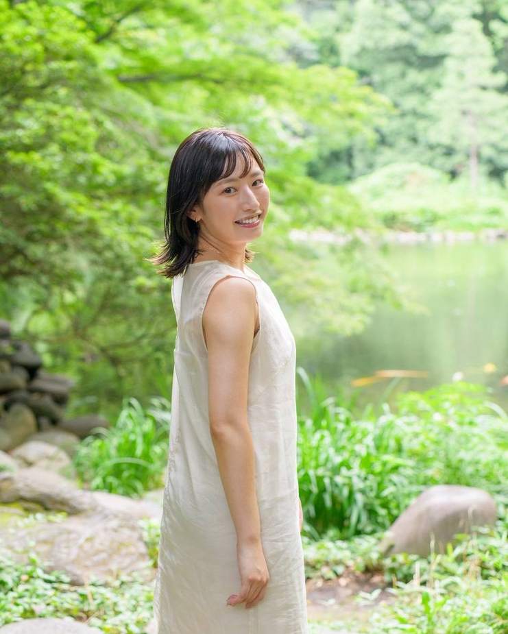 緑の中で振り返る女性