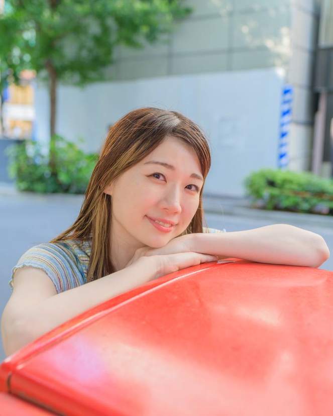 街角のポストに寄りかかる女性