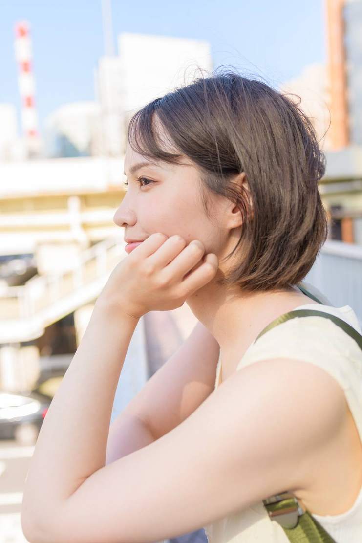 街を眺める女性の横顔