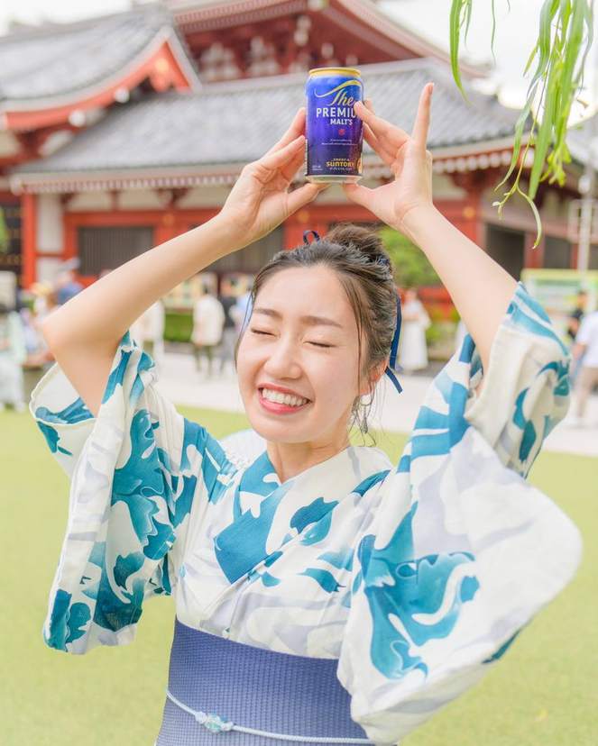浴衣で笑う女性