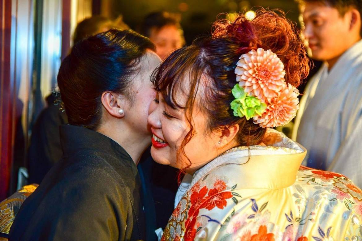 披露宴で抱き合う二人