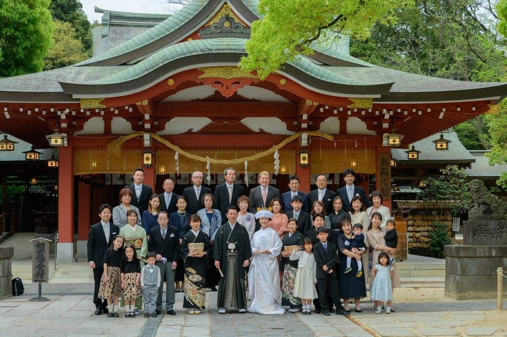 神社での親族集合写真