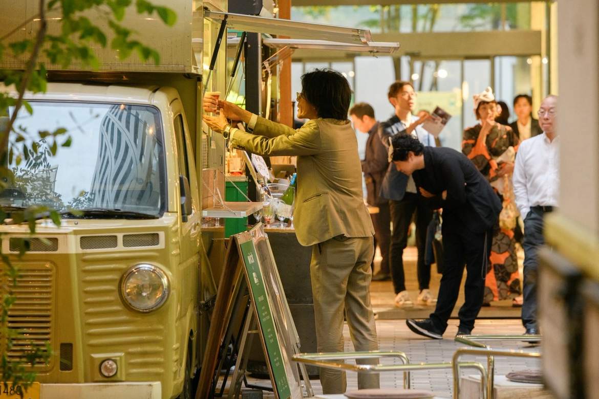 キッチンカーの並ぶイベント会場