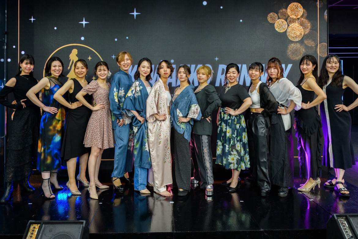 ランウェイに並ぶ出演者たち