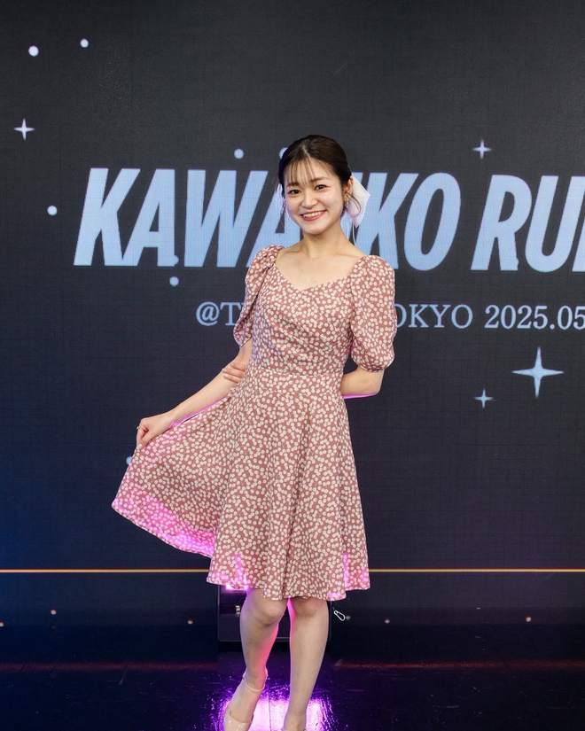 ステージで笑う女性