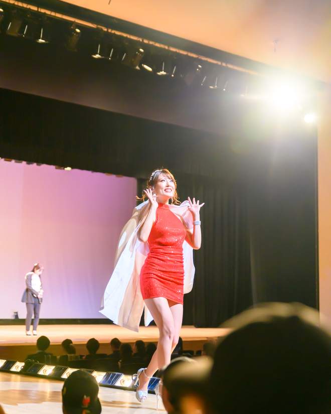 ステージで踊る赤いドレスの女性