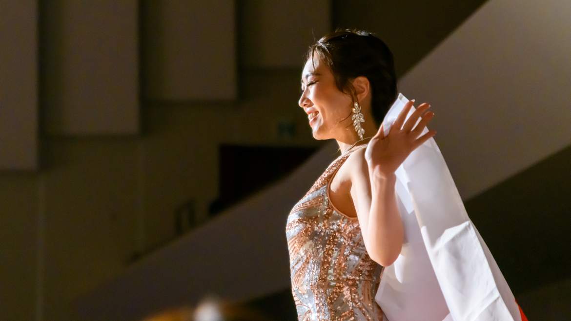 拍手に応える出演者の横顔