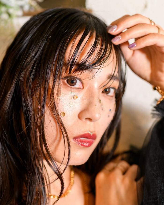 ラメをまとったメイクの女性