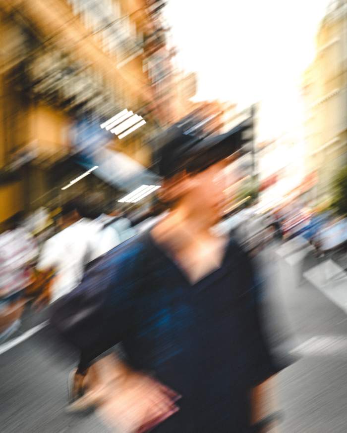 薄暗い路地に立つ男性