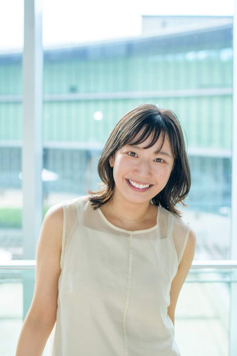 窓辺で笑う女性
